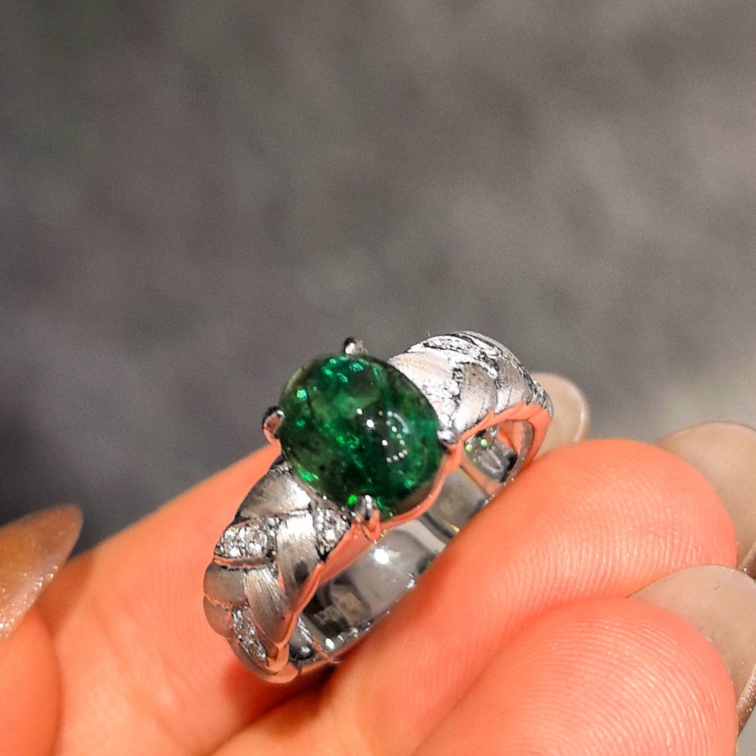 14k Gold 2.52 Ctw Natural Emerald & Lab Grown Diamond Ring: Ref:230952073 // gold content:14k gold // ring size:7. 25us // // main gemstone:emerald // shape:oval // carat weight:2. 42ct // color:green // treatment:natural // // adjacent gemstone 2 : lab grown