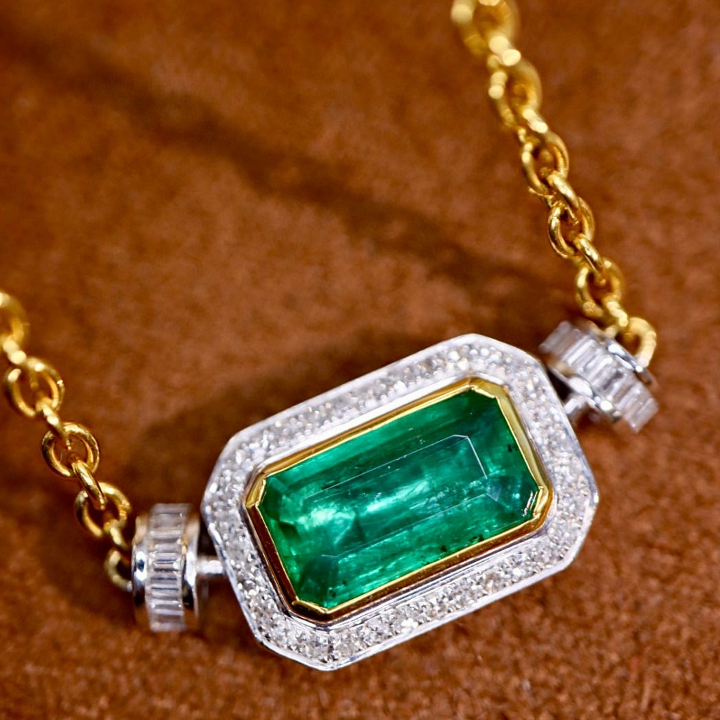 14k Gold 1.40 Ctw Natural Emerald & Diamond Necklace: Ref:230952076 // gold content:14k gold // main gemstone:emerald // shape:octagonal // carat weight:1. 22ct // color:green // treatment:natural // // adjacent gemstone 2 : diamond // shape:multiply