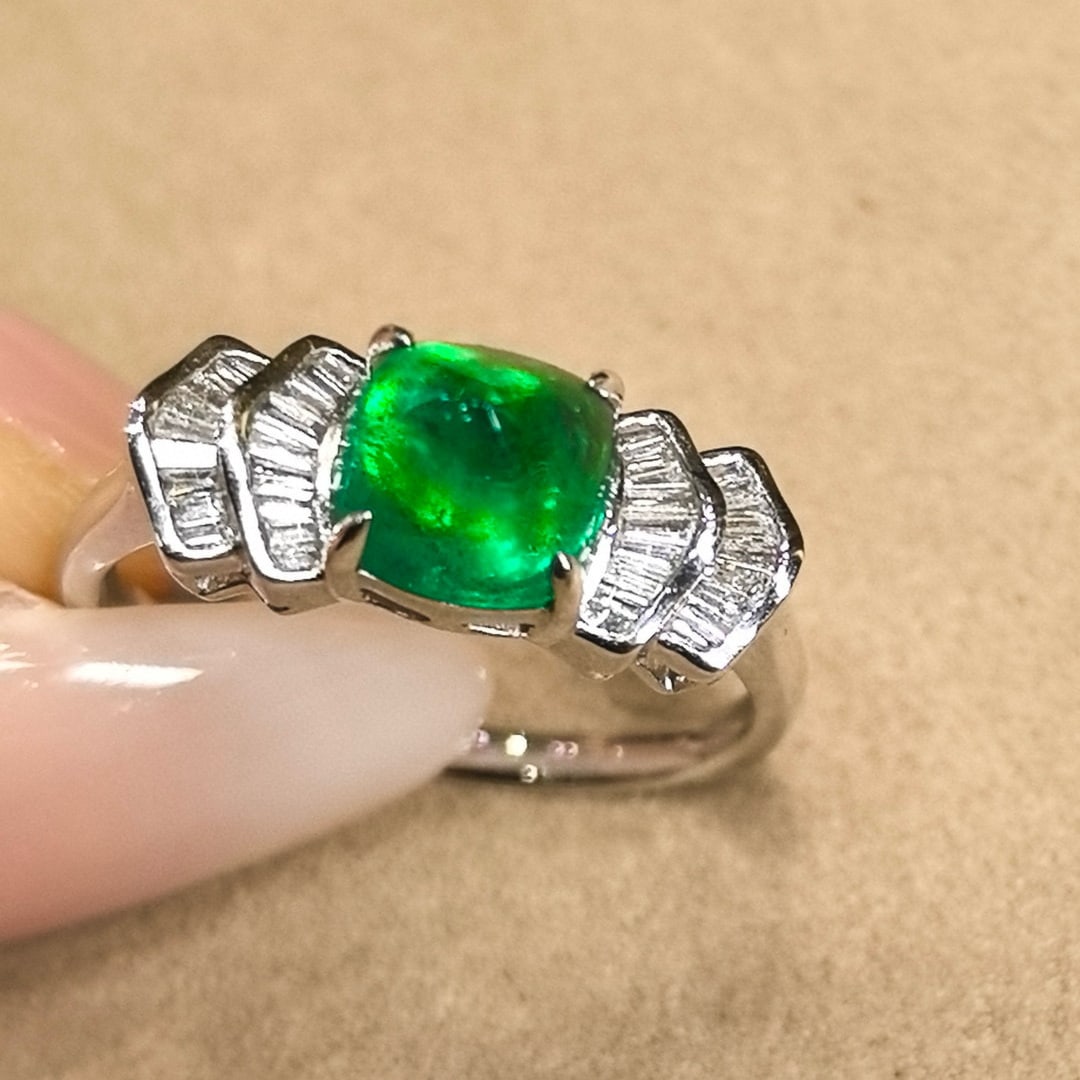 14k Gold 1.86 Ctw Vivid Green Natural Emerald & Diamond Ring: Ref:230952083 // gold content:14k gold // ring size:7. 25us // // main gemstone:emerald // shape:suger-loaf // carat weight:1. 61ct // color:vivid green // treatment:natural // // adjacent gemstone 2