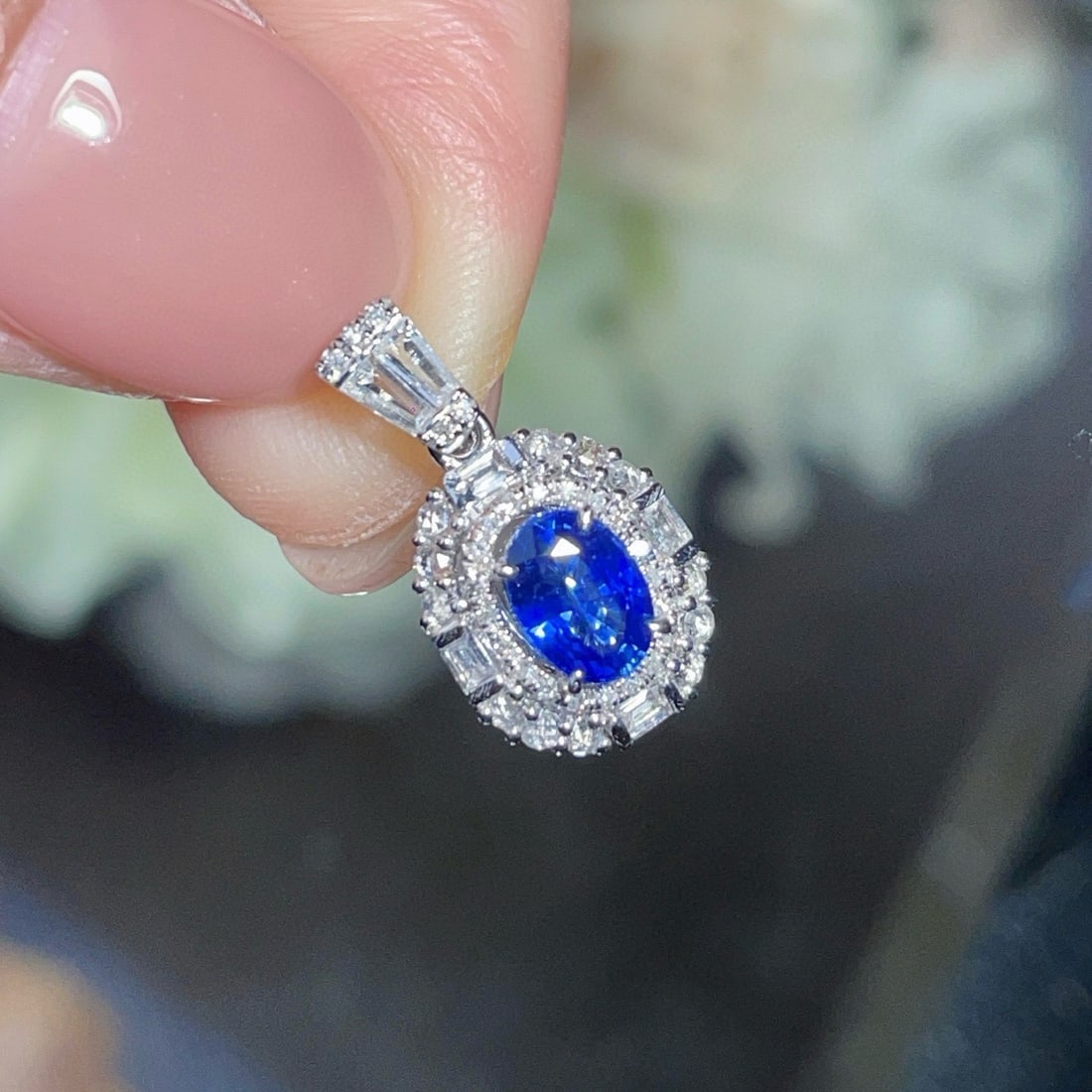 14k Gold 0.81 Ct Natural Sapphire & Diamond & Sapphire Pendant( Without Chain ): Ref:230952087 // gold content:14k gold // main gemstone:sapphire // shape:oval // carat weight:0. 81ct // color:blue // treatment:natural // // adjacent gemstone 2 : diamond // number of stones:25
