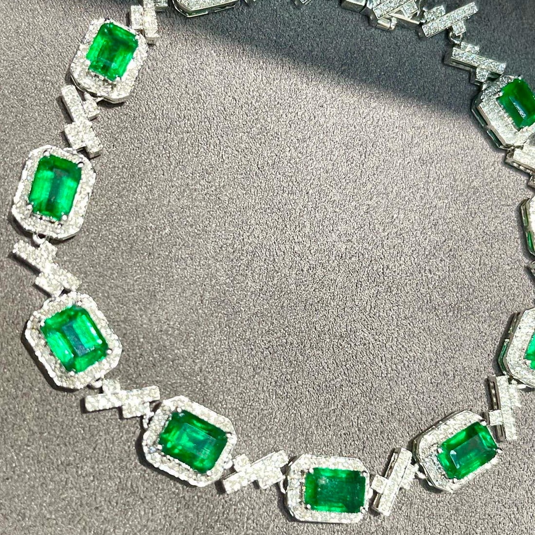 14k Gold 5.88 Ct Vivid Green Natural Emerald & Diamond Bracelet: Ref:230952094 // gold content:14k gold // main gemstone:emerald // shape:octagonal // carat weight:5. 88ct // color:vivid green // treatment:natural // // adjacent gemstone 2 : diamond //