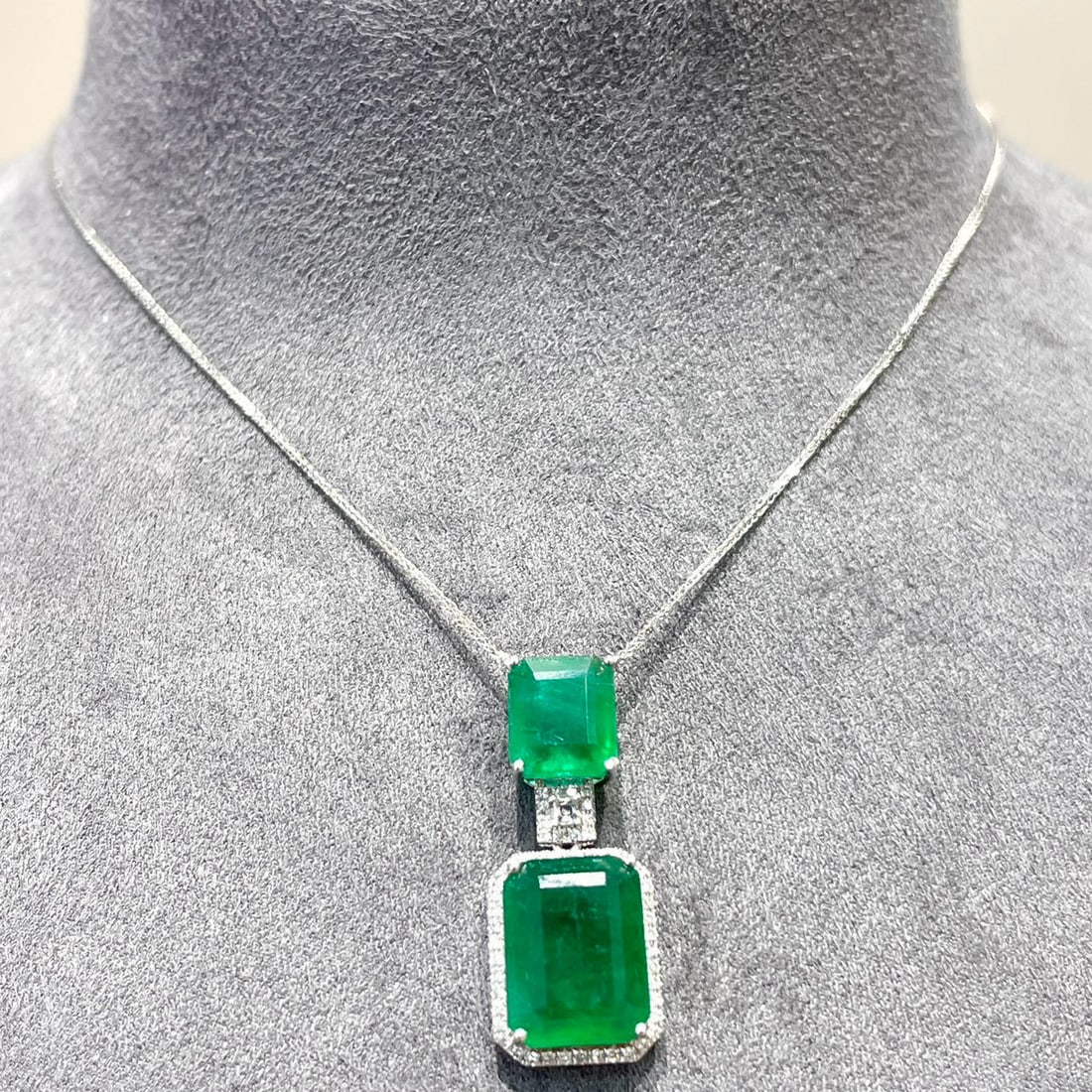 14k Gold 6.35 Ct Vivid Green Natural Emerald & Diamond Necklace: Ref:230952096 // gold content:14k gold // main gemstone:emerald // shape:octagonal // carat weight:6. 35ct // color:vivid green // treatment:natural // // adjacent gemstone 2 : diamond //