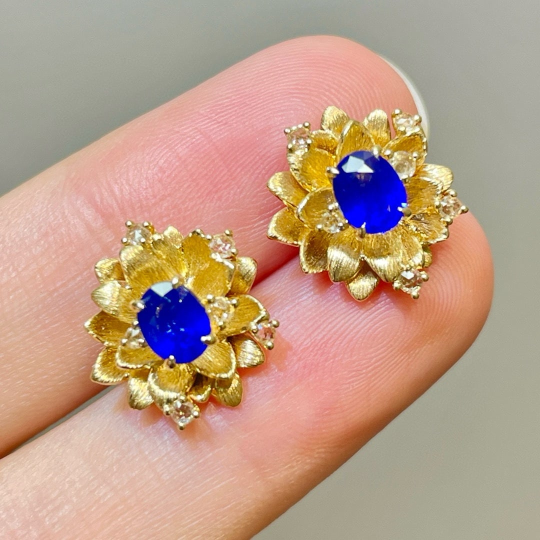 14k Gold 1 Ct Natural Sapphire & Diamond Earrings: Ref:230952099 // gold content:14k gold // main gemstone:sapphire // shape:oval // carat weight:1ct // color:royal blue // treatment:natural // // adjacent gemstone 2 : diamond // shape:round //