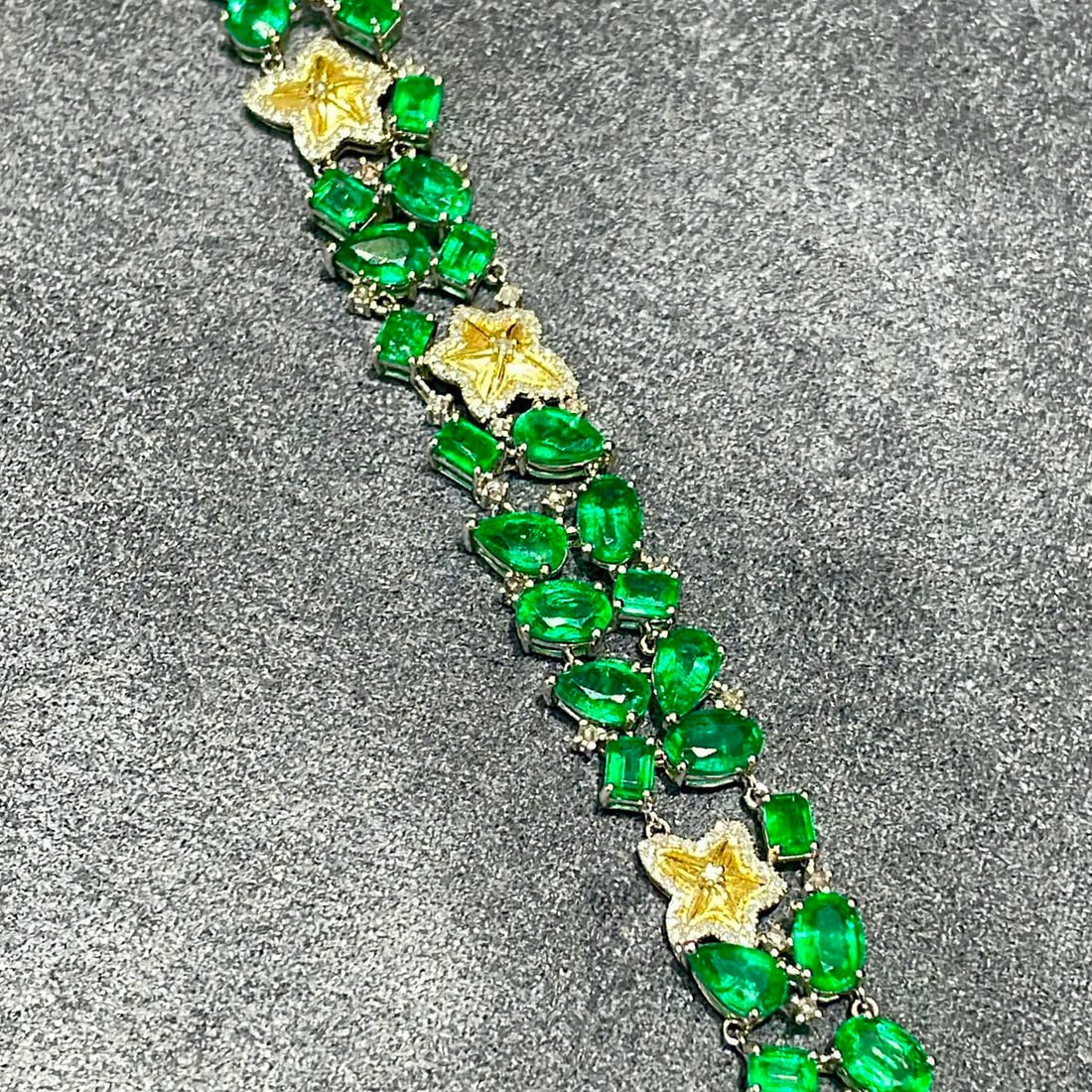 14k Gold 16.8 Ct Vivid Green Natural Emerald & Diamond Bracelet: Ref:230952102 // gold content:14k gold // main gemstone:emerald // shape:multiply // carat weight:16. 8ct // color:vivid green // treatment:natural // // adjacent gemstone 2 : diamond //