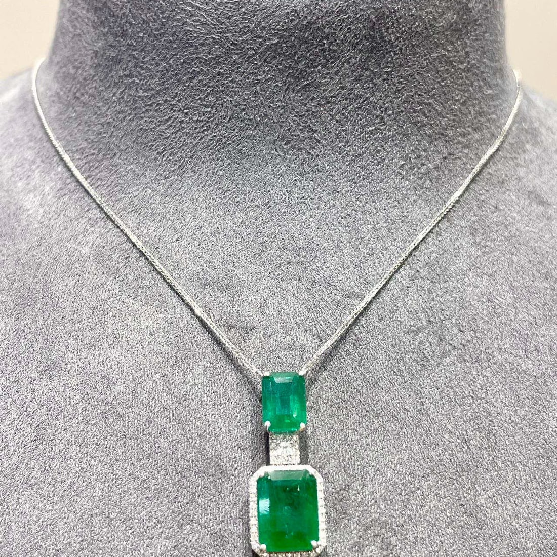 14k Gold 4.59 Ct Vivid Green Natural Emerald & Diamond Necklace: Ref:230952119 // gold content:14k gold // main gemstone:emerald // shape:octagonal // carat weight:4. 59ct // color:vivid green // treatment:natural // // adjacent gemstone 2 : diamond //