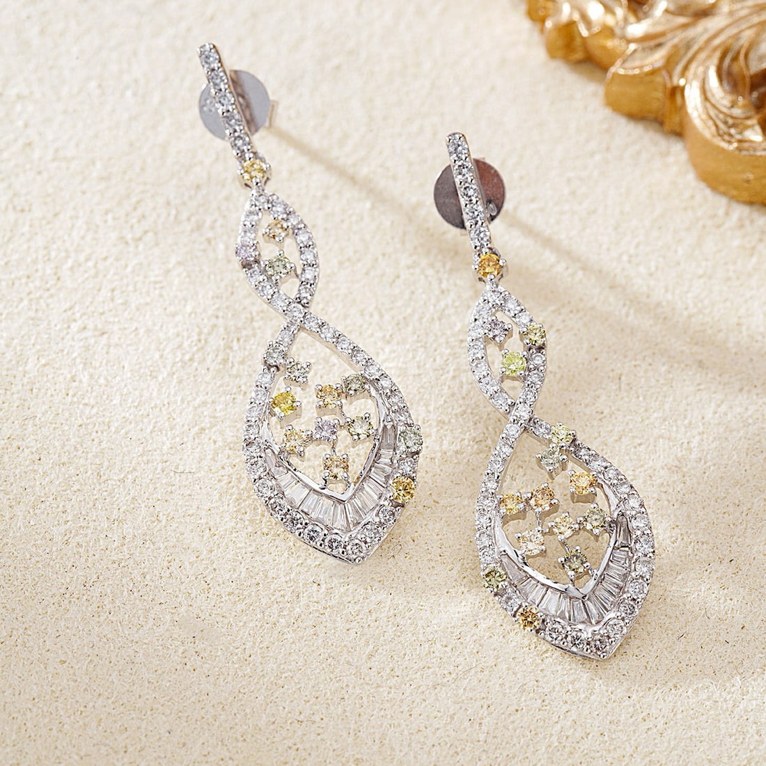 14k Gold 1.00 Ctw Natural H Diamond Earrings: Ref:230952144 // gold content:14k gold // main gemstone:diamond // shape:baguette // carat weight:0. 18ct // clarity grade:vs-si // color:h // treatment:natural // // adjacent gemstone 2 : diamond