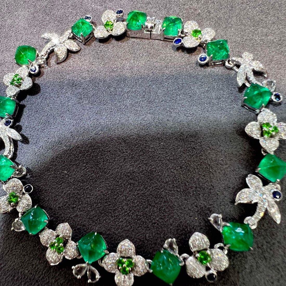 14k Gold 8.8 Ctw Natural Emerald & Diamond Bracelet: Ref:230952158 // gold content:14k gold // main gemstone:emerald // shape:suger-loaf // carat weight:7. 8ct // color:green // treatment:natural // // adjacent gemstone 2 : diamond // shape:round //
