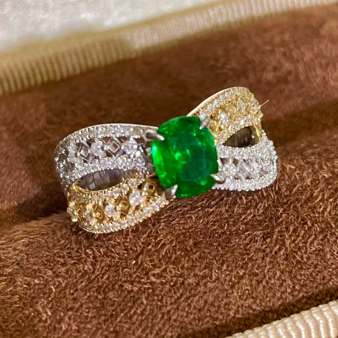 14k Gold 0.9 Ct Vivid Green Natural Emerald & Diamond Ring: Ref:230952160 // gold content:14k gold // ring size:7. 25us // // main gemstone:emerald // shape:cushion // carat weight:0. 9ct // color:vivid green // treatment:natural // // adjacent gemstone 2 : di