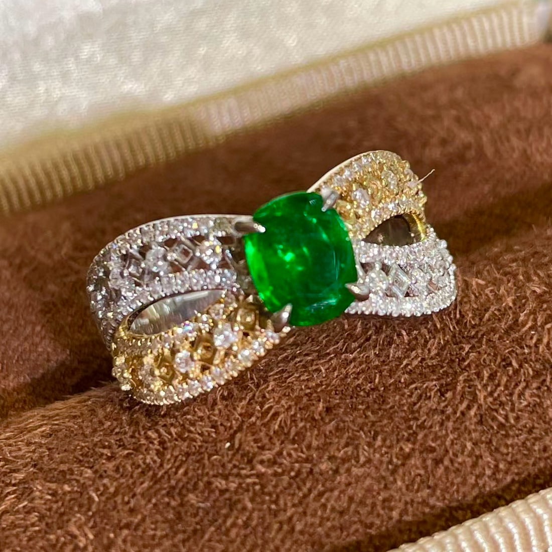 14k Gold 0.9 Ct Vivid Green Natural Emerald & Diamond Ring - 2