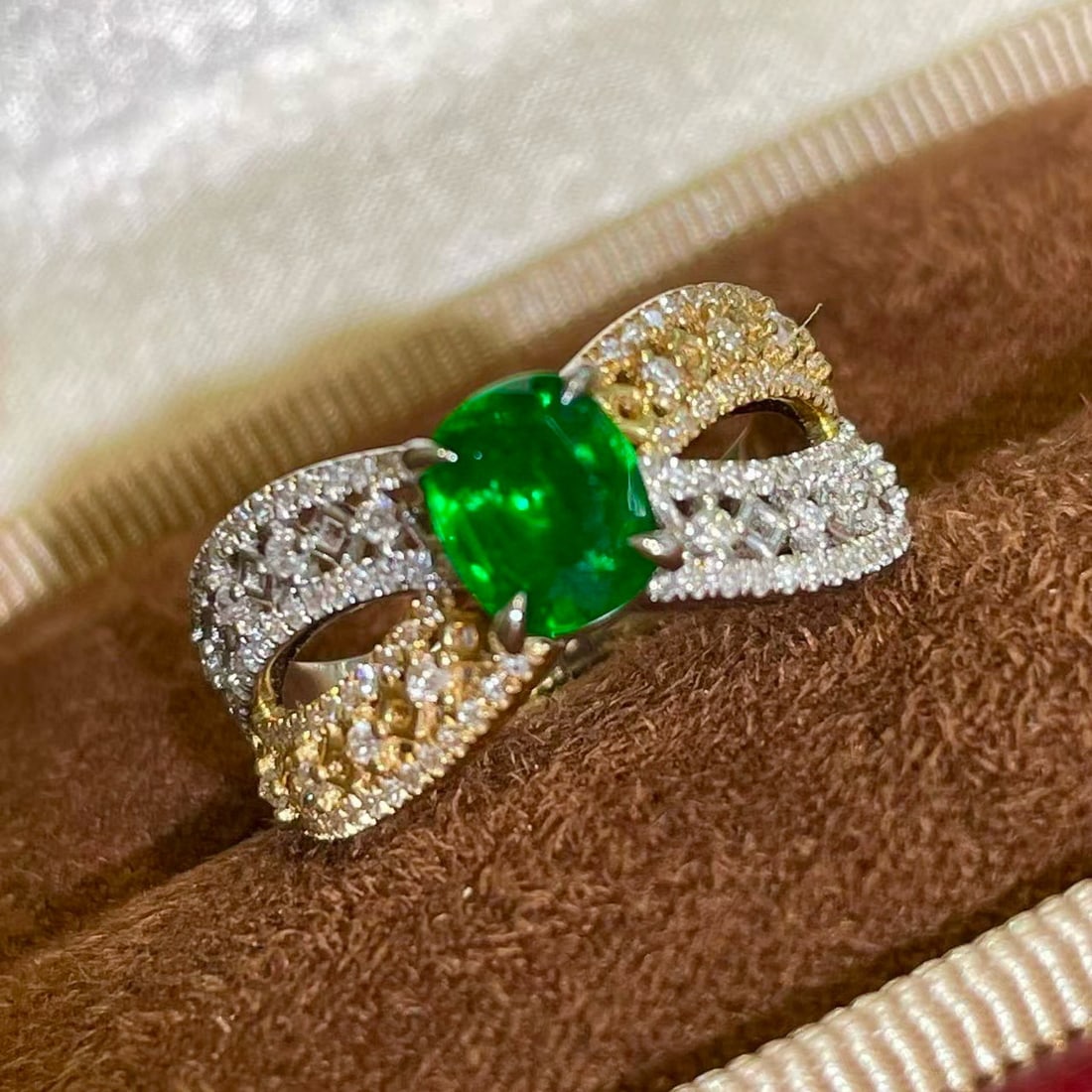 14k Gold 0.9 Ct Vivid Green Natural Emerald & Diamond Ring - 3
