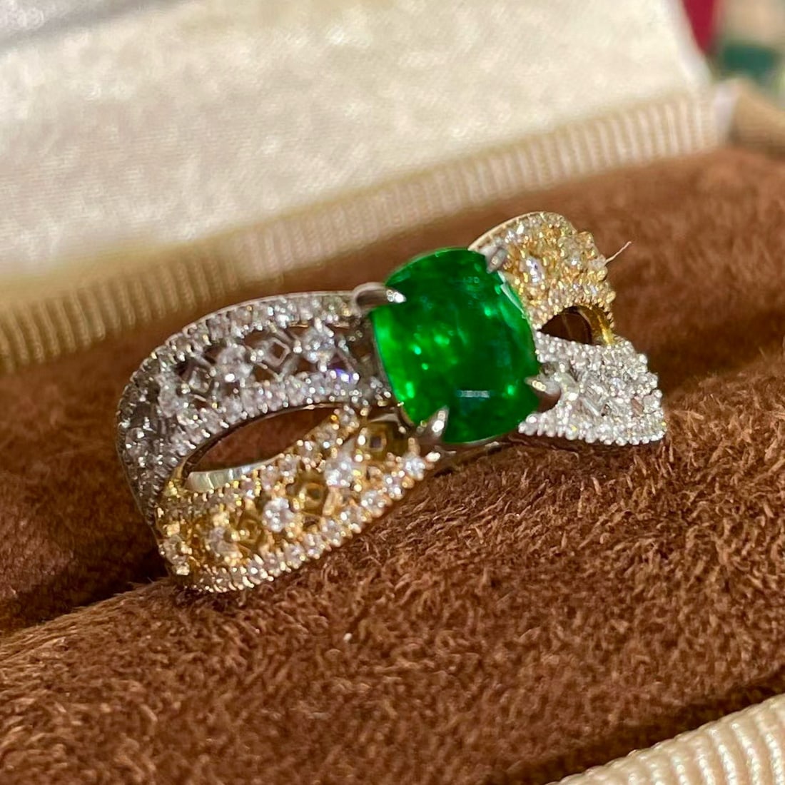 14k Gold 0.9 Ct Vivid Green Natural Emerald & Diamond Ring - 4