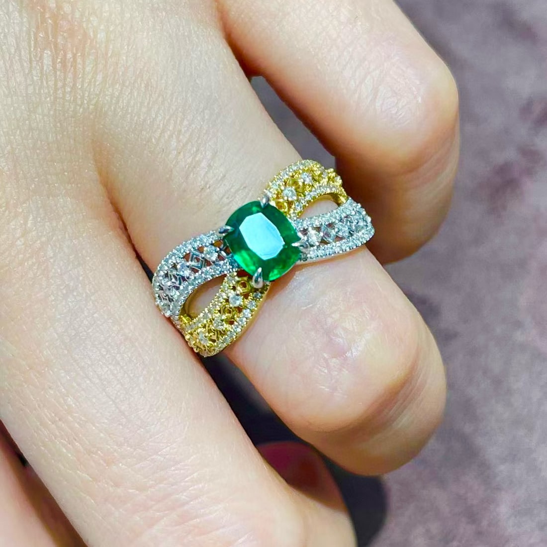 14k Gold 0.9 Ct Vivid Green Natural Emerald & Diamond Ring - 6