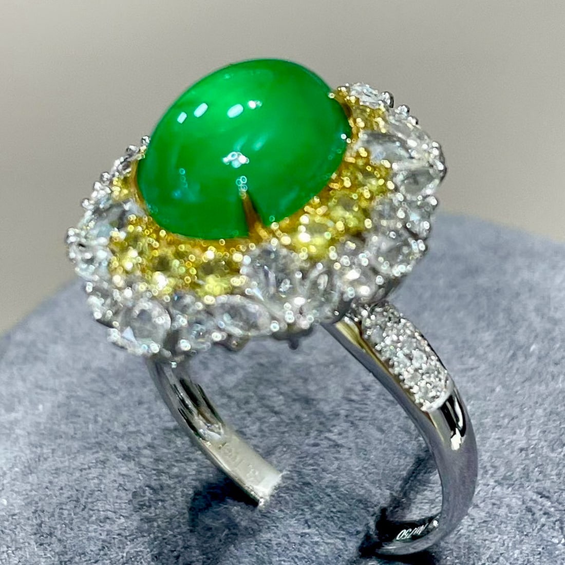 14k Gold 3.1 Ct Vivid Green Natural Emerald & Sapphire & Diamond Ring - 2