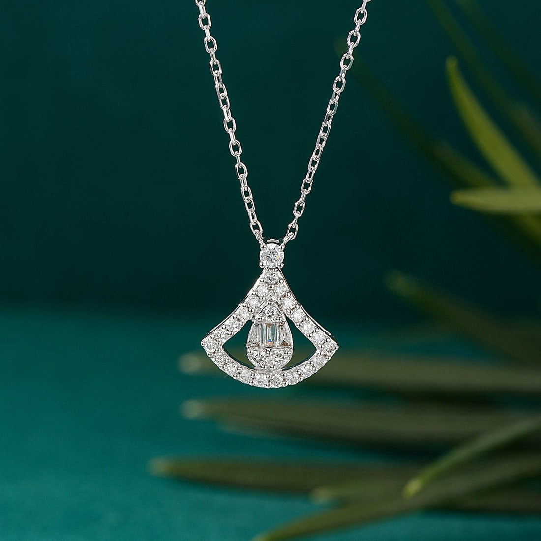 14k Gold 0.23 Ctw Natural H Diamond Pendant( Without Chain ): Ref:230952165 // gold content:14k gold // main gemstone:diamond // shape:baguette // carat weight:0. 04ct // clarity grade:vs-si // color:h // treatment:natural // // adjacent gemstone 2 : diamond
