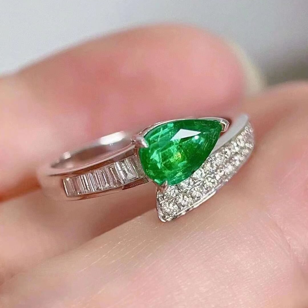 14k Gold 0.93 Ctw Vivid Green Natural Emerald & Diamond Ring - 3