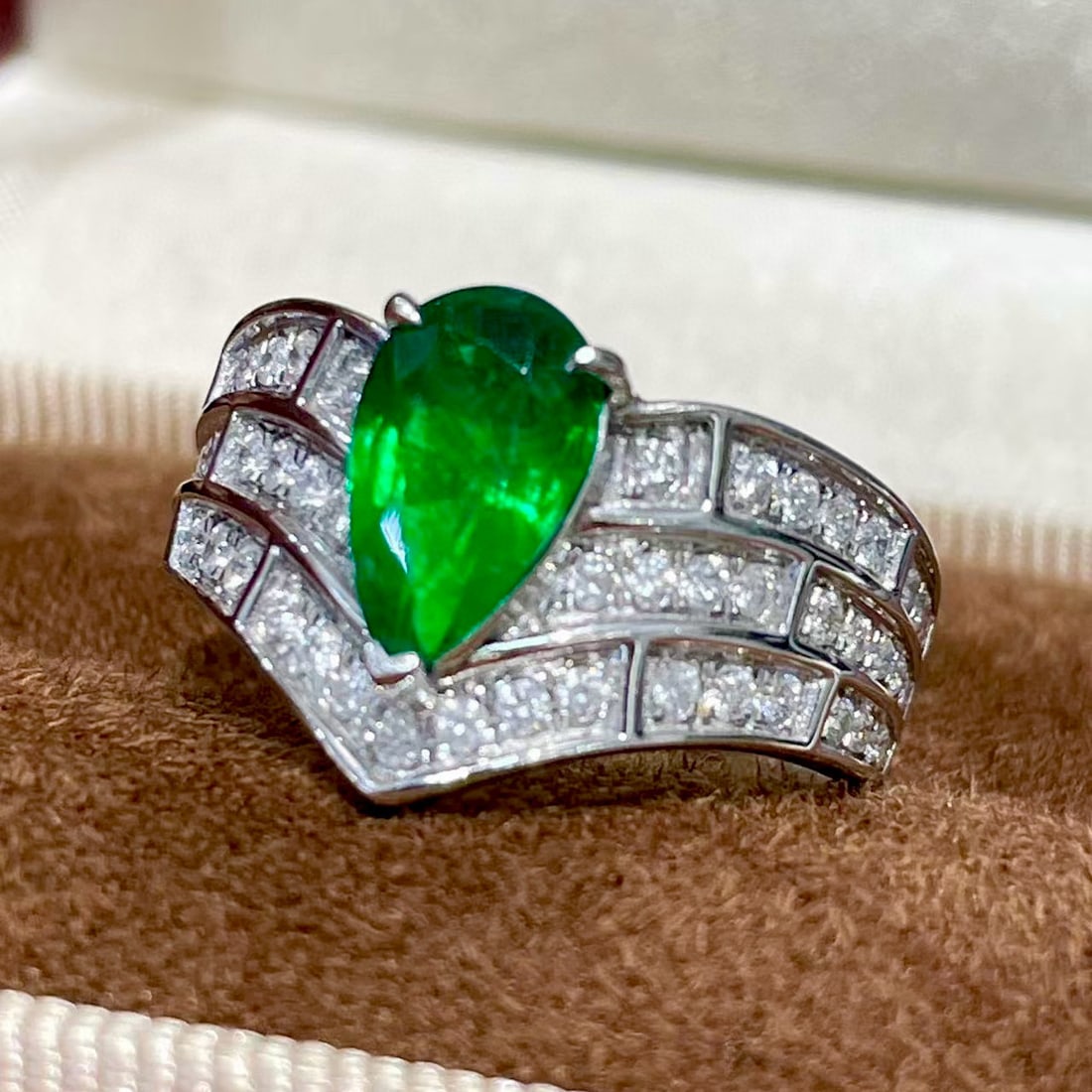 14k Gold 1.36 Ct Vivid Green Natural Emerald & Diamond Ring - 2