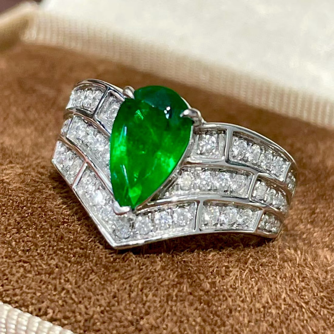 14k Gold 1.36 Ct Vivid Green Natural Emerald & Diamond Ring - 3