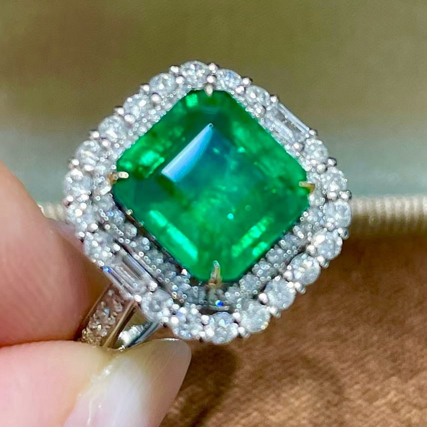 14k Gold 3.33 Ct Vivid Green Natural Emerald & Diamond Ring: Ref:230952195 // gold content:14k gold // ring size:7. 25us // // main gemstone:emerald // shape:octagonal // carat weight:3. 33ct // color:vivid green // treatment:natural // // adjacent gemstone