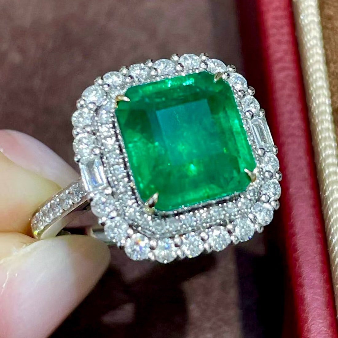 14k Gold 3.33 Ct Vivid Green Natural Emerald & Diamond Ring - 3