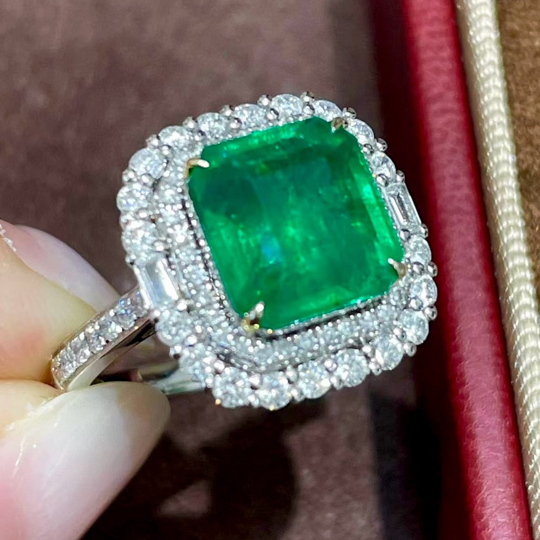 14k Gold 3.33 Ct Vivid Green Natural Emerald & Diamond Ring - 4