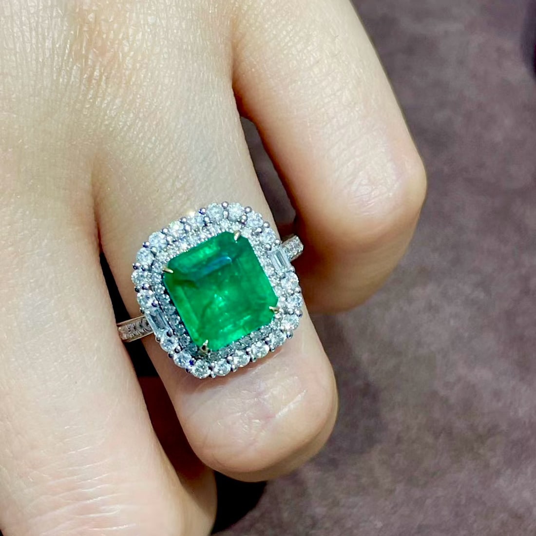 14k Gold 3.33 Ct Vivid Green Natural Emerald & Diamond Ring - 6