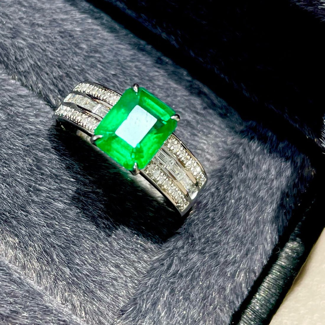 14k Gold 1.8 Ct Vivid Green Natural Emerald & Diamond Ring: Ref:230952209 // gold content:14k gold // ring size:7. 25us // // main gemstone:emerald // shape:octagonal // carat weight:1. 8ct // color:vivid green // treatment:natural // // adjacent gemstone 2 :