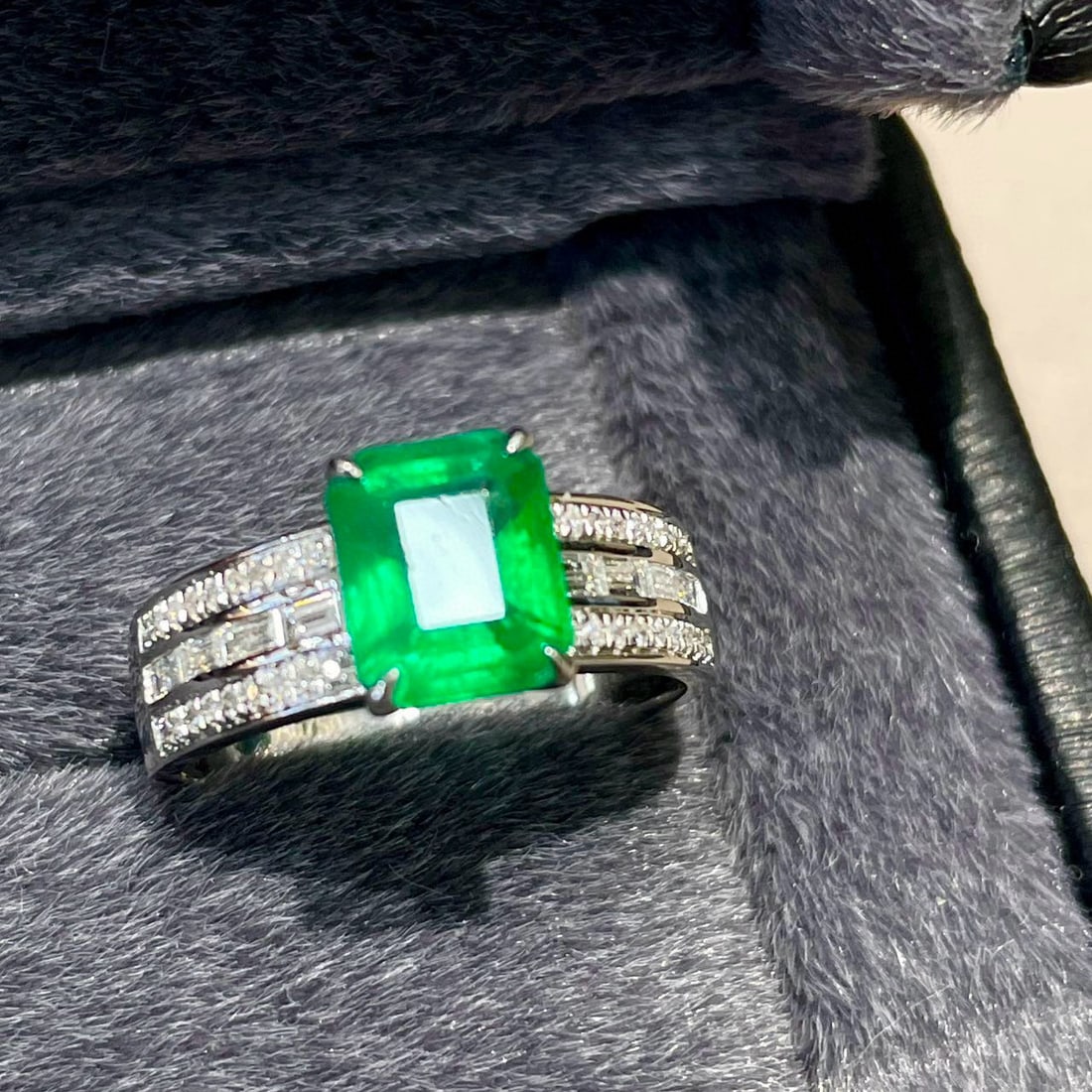 14k Gold 1.8 Ct Vivid Green Natural Emerald & Diamond Ring - 3