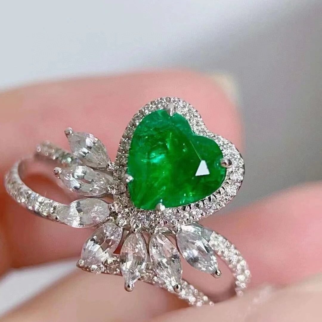 14k Gold 2.13 Ctw Vivid Green Natural Emerald & Sapphire Ring: Ref:230952214 // gold content:14k gold // ring size:7. 25us // // main gemstone:emerald // shape:heart // carat weight:1. 5ct // color:vivid green // treatment:natural // // adjacent gemstone 2 :