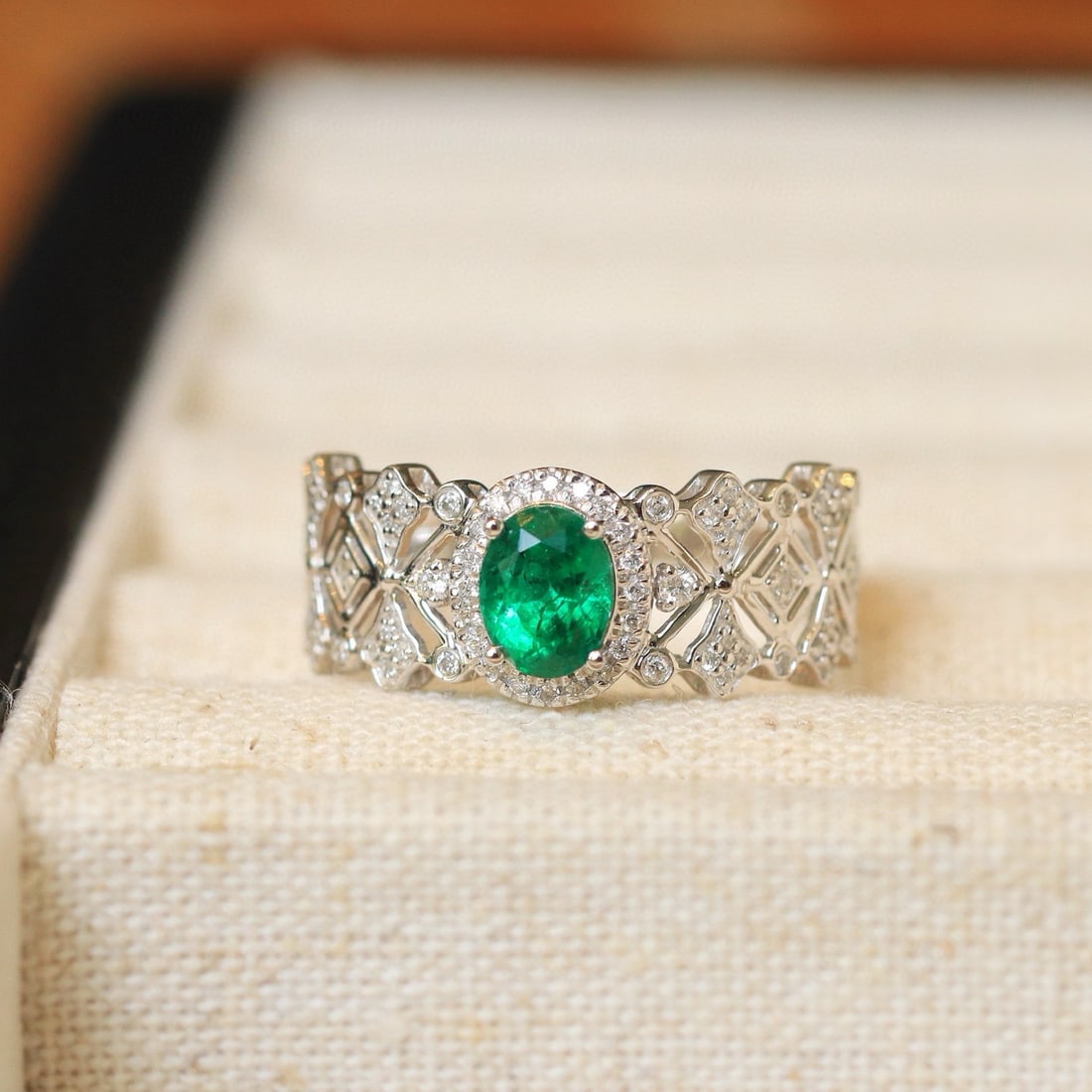 14k Gold 1.1 Ctw Vivid Green Natural Emerald & Diamond Ring: Ref:230952217 // gold content:14k gold // ring size:7. 25us // // main gemstone:emerald // shape:oval // carat weight:0. 8ct // color:vivid green // treatment:natural // // adjacent gemstone 2 :