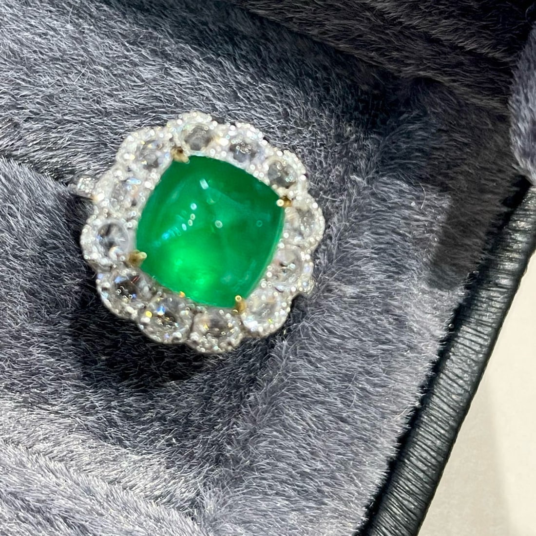 14k Gold 3.3 Ct Vivid Green Natural Emerald & Sapphire & Diamond Ring: Ref:230952221 // gold content:14k gold // ring size:7. 25us // // main gemstone:emerald // shape:suger-loaf // carat weight:3. 3ct // color:vivid green // treatment:natural // // adjacent gemstone 2 :