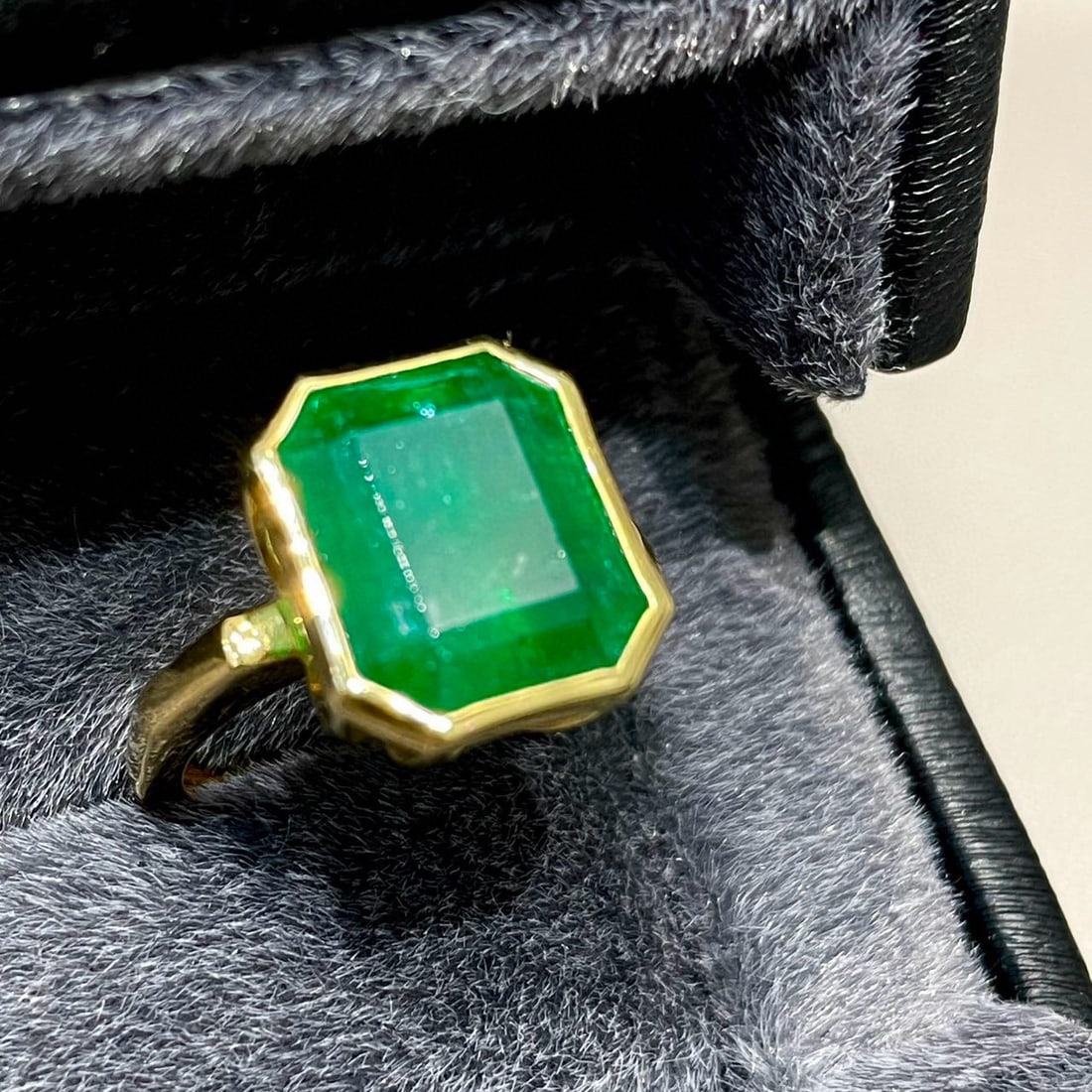 14k Gold 8.14 Ct Vivid Green Natural Emerald Ring: Ref:230952223 // gold content:14k gold // ring size:7. 25us // // main gemstone:emerald // shape:octagonal // carat weight:8. 14ct // color:vivid green // treatment:natural // Condition: NewLow