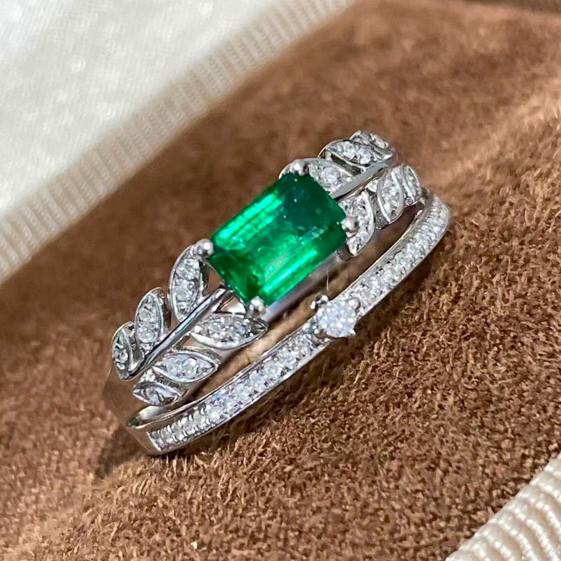 14k Gold 0.46 Ct Vivid Green Natural Emerald & Diamond Ring: Ref:230952228 // gold content:14k gold // ring size:7. 25us // // main gemstone:emerald // shape:octagonal // carat weight:0. 46ct // color:vivid green // treatment:natural // // adjacent gemstone 2 :