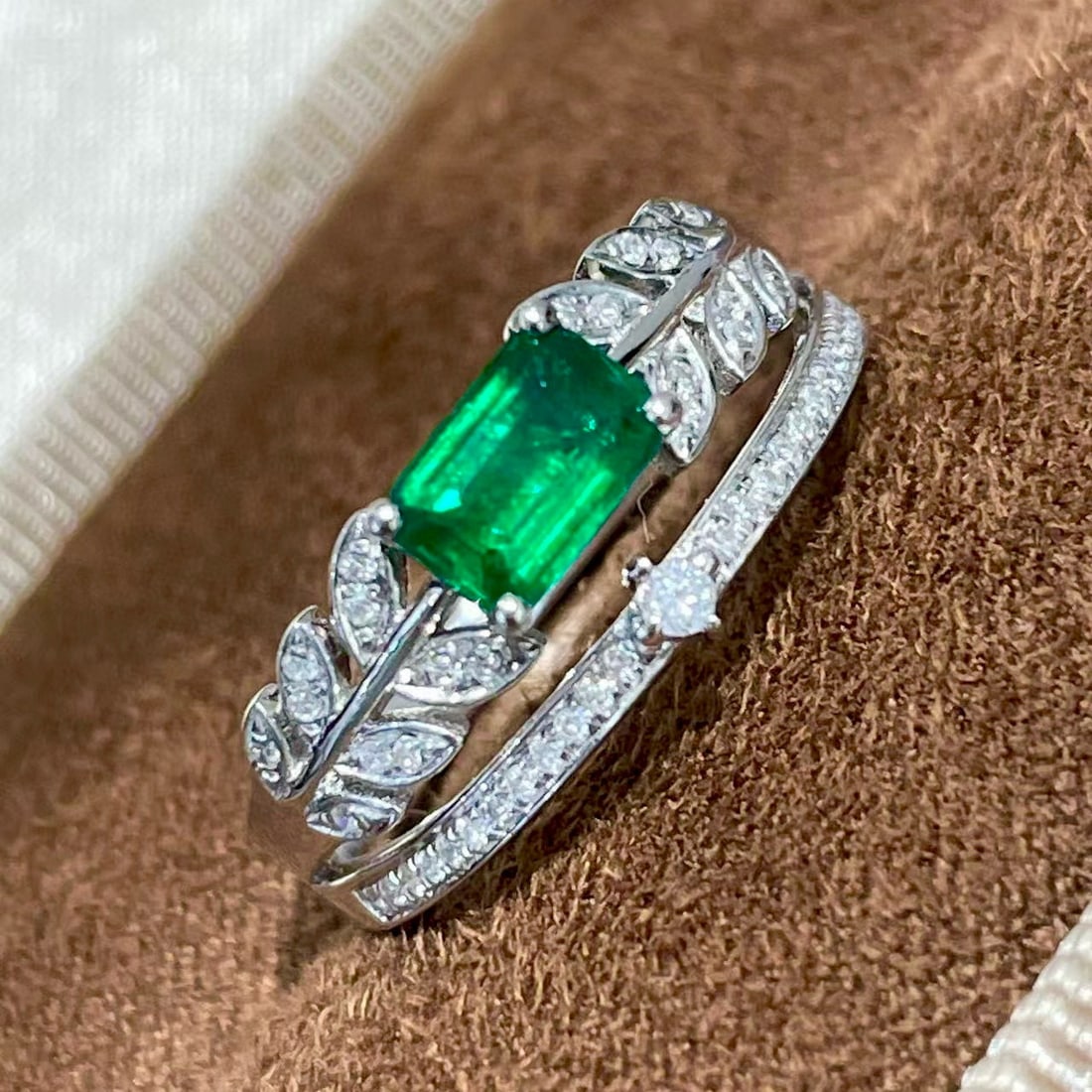 14k Gold 0.46 Ct Vivid Green Natural Emerald & Diamond Ring - 2