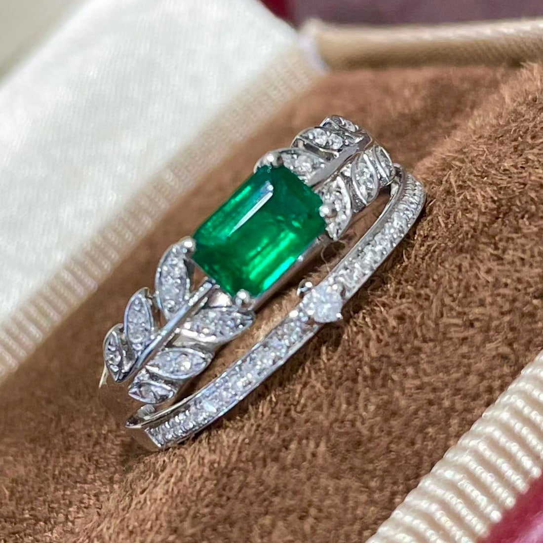 14k Gold 0.46 Ct Vivid Green Natural Emerald & Diamond Ring - 4