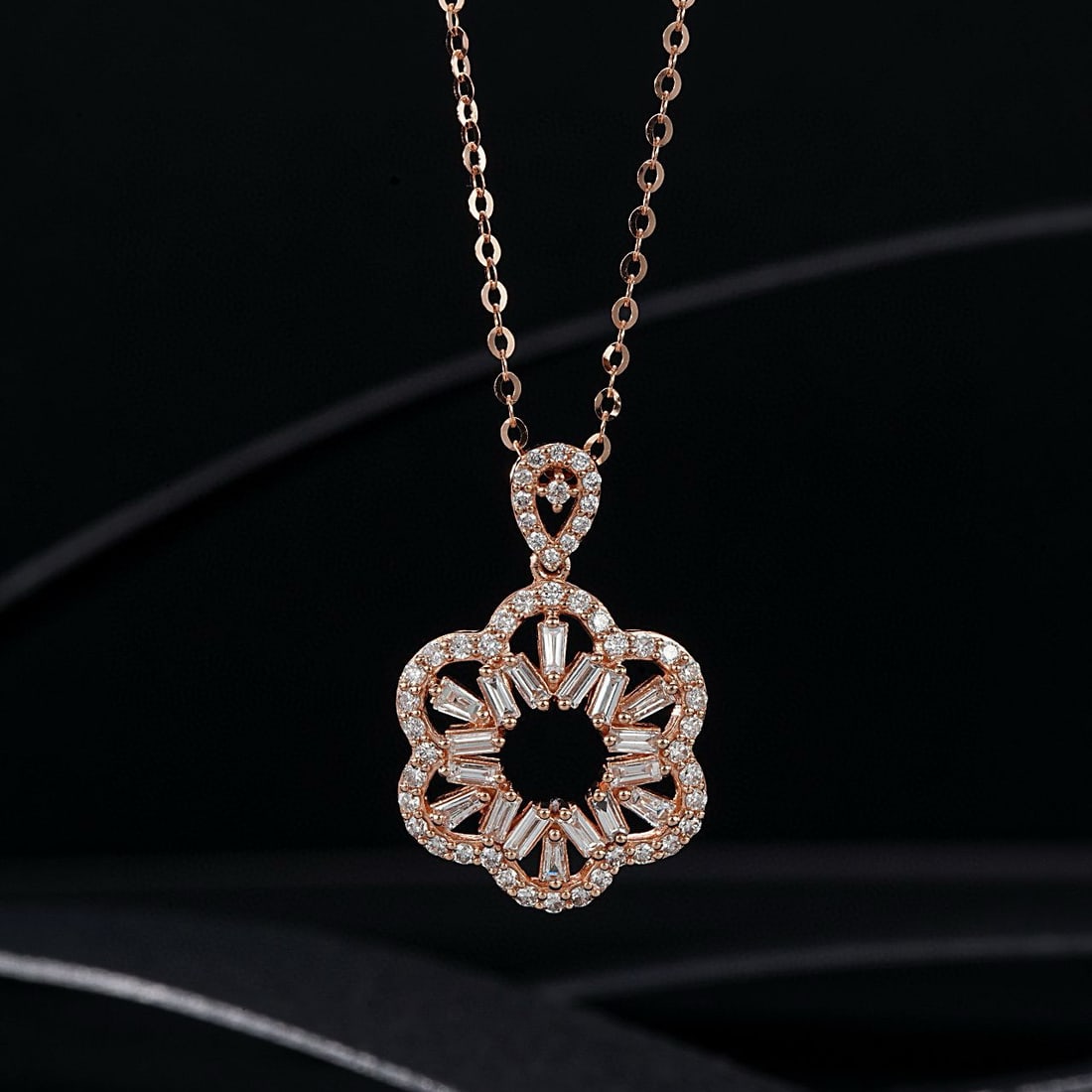 14k Gold 0.64 Ctw Natural H Diamond Pendant( Without Chain ): Ref:230952242 // gold content:14k gold // main gemstone:diamond // shape:baguette // carat weight:0. 34ct // clarity grade:vs-si // color:h // treatment:natural // // adjacent gemstone 2 : diamond