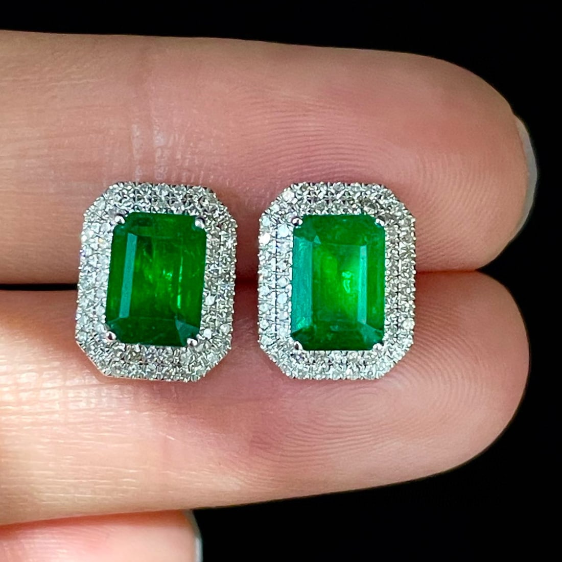14k Gold 1.8 Ct Vivid Green Natural Emerald & Diamond Earrings: Ref:230952258 // gold content:14k gold // main gemstone:emerald // shape:octagonal // carat weight:1. 8ct // color:vivid green // treatment:natural // // adjacent gemstone 2 : diamond //