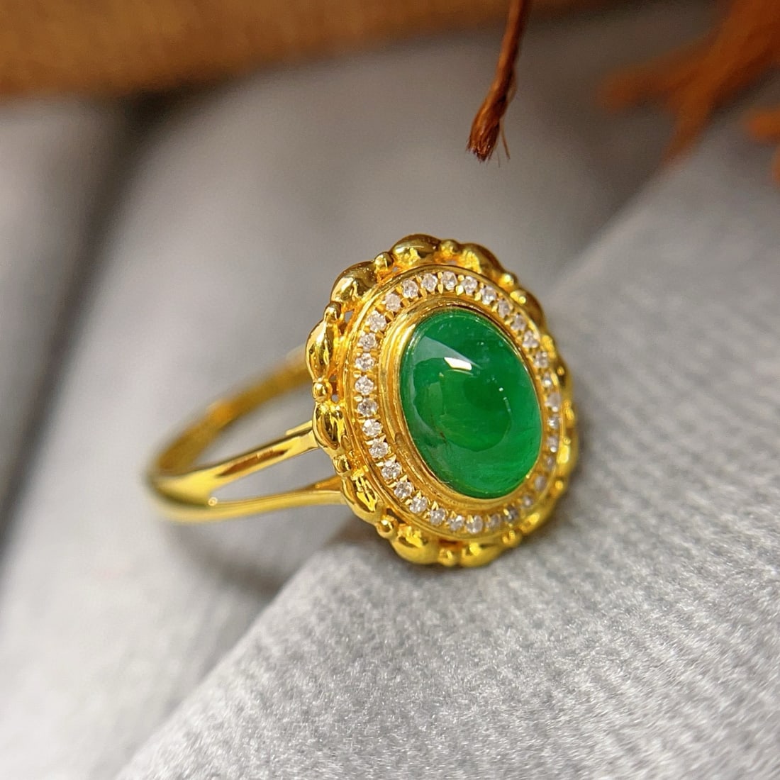 14k Gold 1.00 Ct Natural Emerald & Diamond Ring: Ref:230952344 // gold content:14k gold // ring size:7. 25us // // main gemstone:emerald // shape:oval // carat weight:1. 00ct // color:green // treatment:natural // // adjacent gemstone 2 :