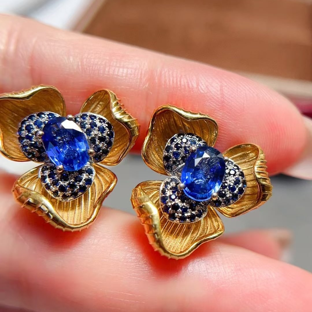 14k Gold 1.9 Ct Natural Sapphire & Sapphire Earrings: Ref:230952366 // gold content:14k gold // main gemstone:sapphire // shape:oval // carat weight:1. 9ct // color:cornflower blue // treatment:natural // // adjacent gemstone 2 : sapphire // number of