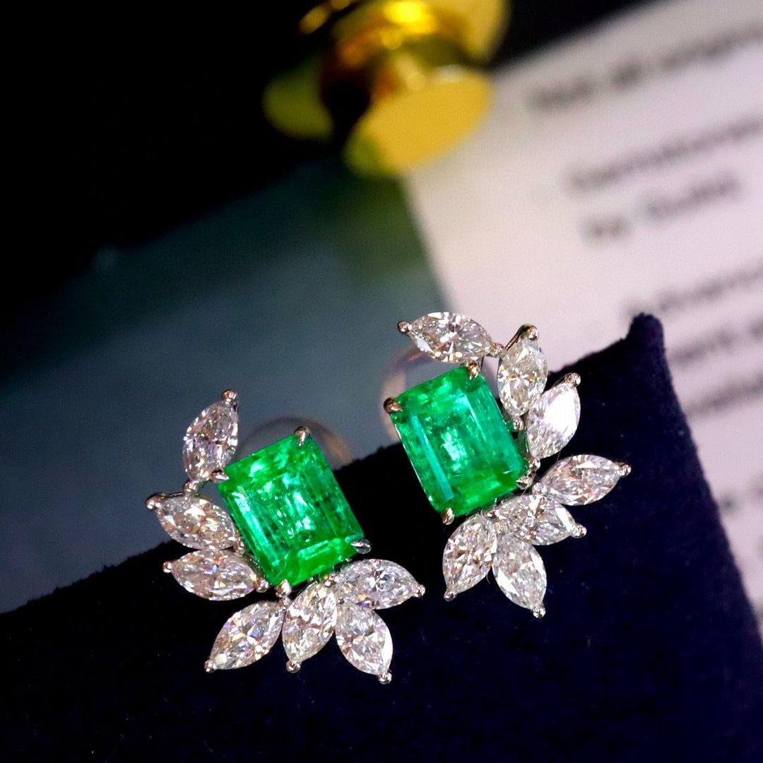 14k Gold 1.33 Ctw Vivid Green Natural Emerald & Diamond Earrings: Ref:230952379 // gold content:14k gold // main gemstone:emerald // shape:octagonal // carat weight:0. 70ct // color:vivid green // treatment:natural // // adjacent gemstone 2 : diamond //