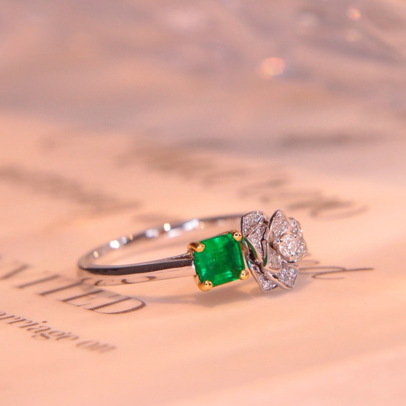 14k Gold 0.64 Ctw Vivid Green Natural Emerald & Diamond Ring - 2