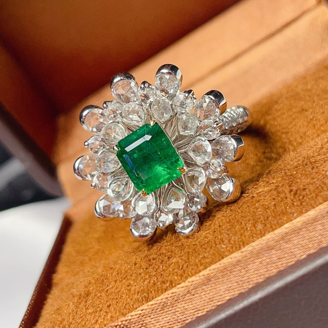 14k Gold 2.14 Ct Vivid Green Natural Emerald & Diamond Ring - 2