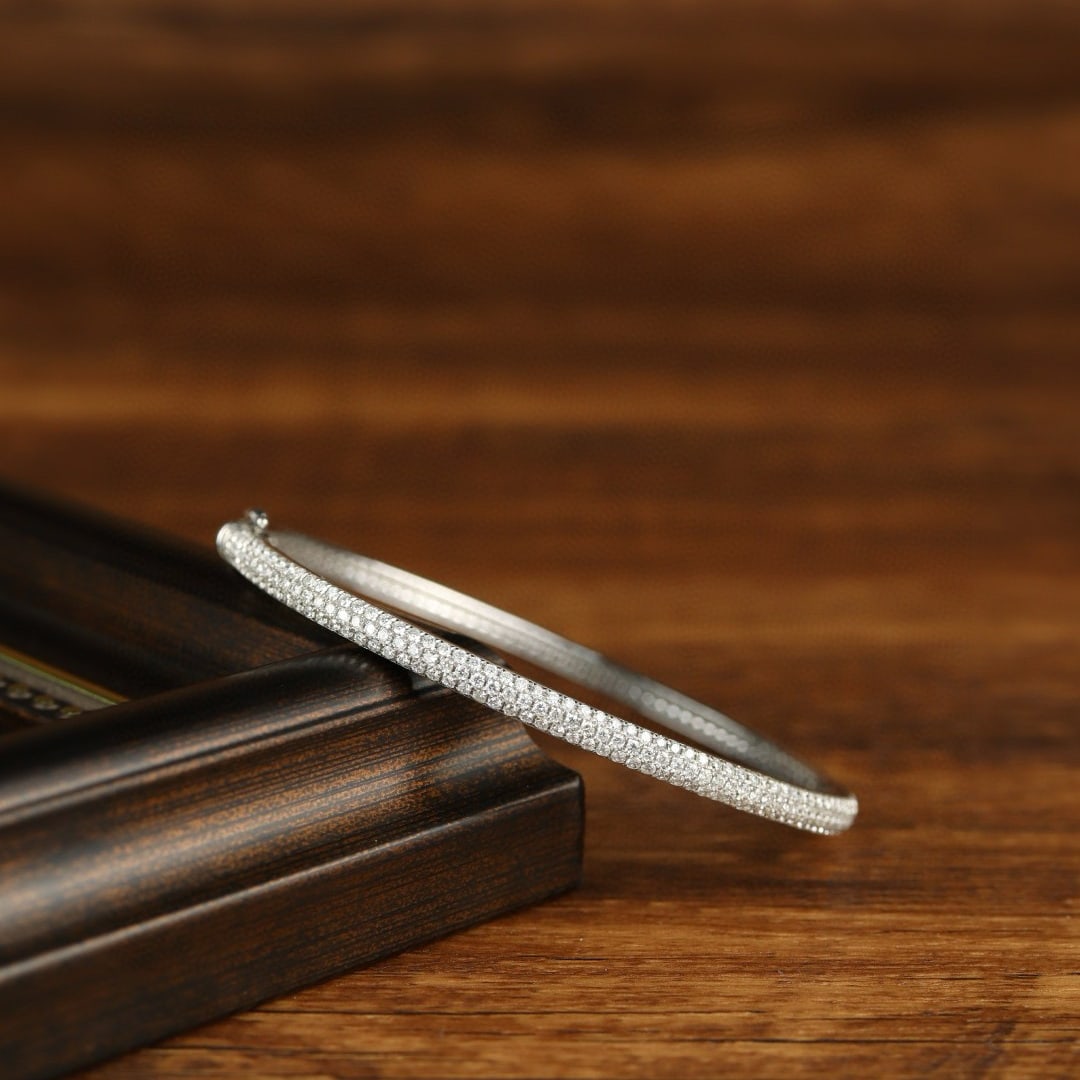 14k Gold 3.5 Ct Natural H Diamond Bangle: Ref:230952435 // gold content:14k gold // main gemstone:diamond // shape:round // carat weight:3. 5ct // clarity grade:vs-si // color:h // treatment:natural // cut grade:g // Condition: NewLow