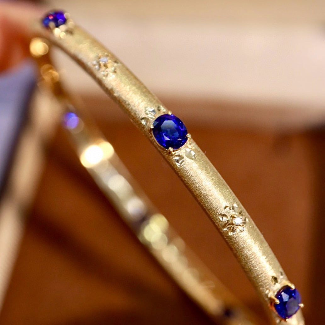14k Gold 2.49 Ctw Vivid Blue Natural Sapphire & Diamond Bangle: Ref:230952446 // gold content:14k gold // main gemstone:sapphire // shape:oval // carat weight:2. 45ct // color:vivid blue // treatment:natural // // adjacent gemstone 2 : diamond // shape:round //