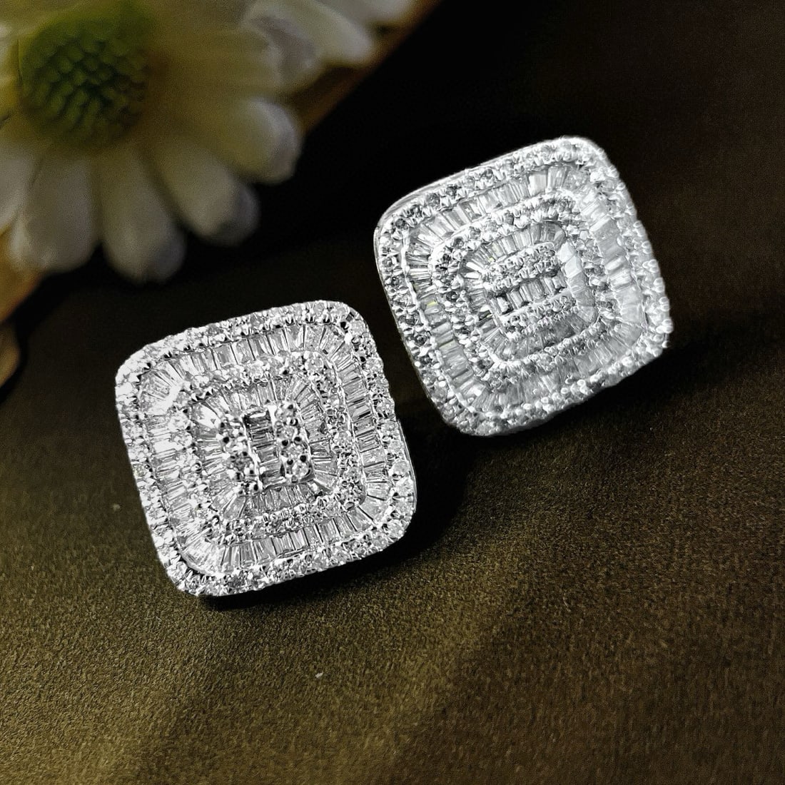 14k Gold 1.2 Ct Natural H Diamond Earrings: Ref:230953013 // gold content:14k gold // main gemstone:diamond // shape:multiply // carat weight:1. 2ct // clarity grade:vs-si // color:h // treatment:natural // Condition: New Low Estimate: 6400.00