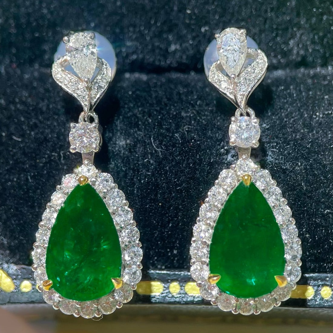 14k Gold 4.79 Ctw Vivid Green Natural Emerald & Diamond Earrings: Ref:230953016 // gold content:14k gold // main gemstone:emerald // shape:pear // carat weight:3. 72ct // color:vivid green // treatment:natural // // adjacent gemstone 2 : diamond // shape:multiply //