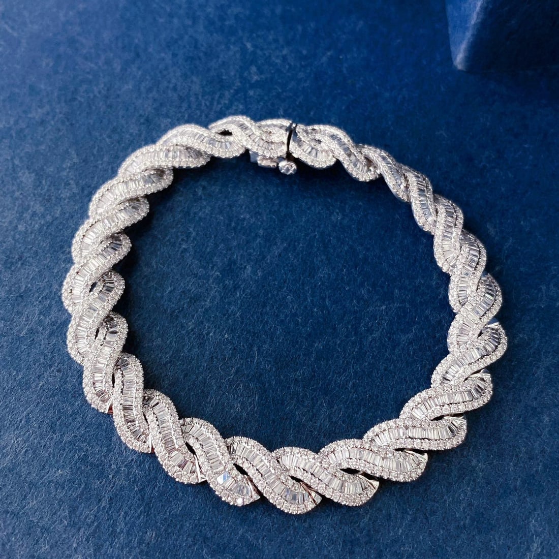 14k Gold 4.2 Ct Natural H Diamond Bracelet: Ref:230953018 // gold content:14k gold // main gemstone:diamond // shape:multiply // carat weight:4. 2ct // clarity grade:vs-si // color:h // treatment:natural // Condition: New Low Estimate: 29000.0