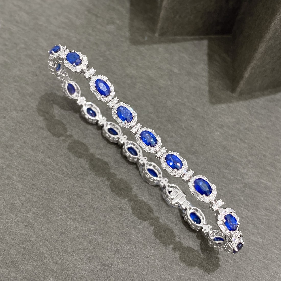 14k Gold 8.52 Ctw Natural Sapphire & Diamond Bracelet: Ref:230953039 // gold content:14k gold // main gemstone:sapphire // shape:oval // carat weight:6. 22ct // color:royal blue // treatment:natural // // adjacent gemstone 2 : diamond // shape:round // ca