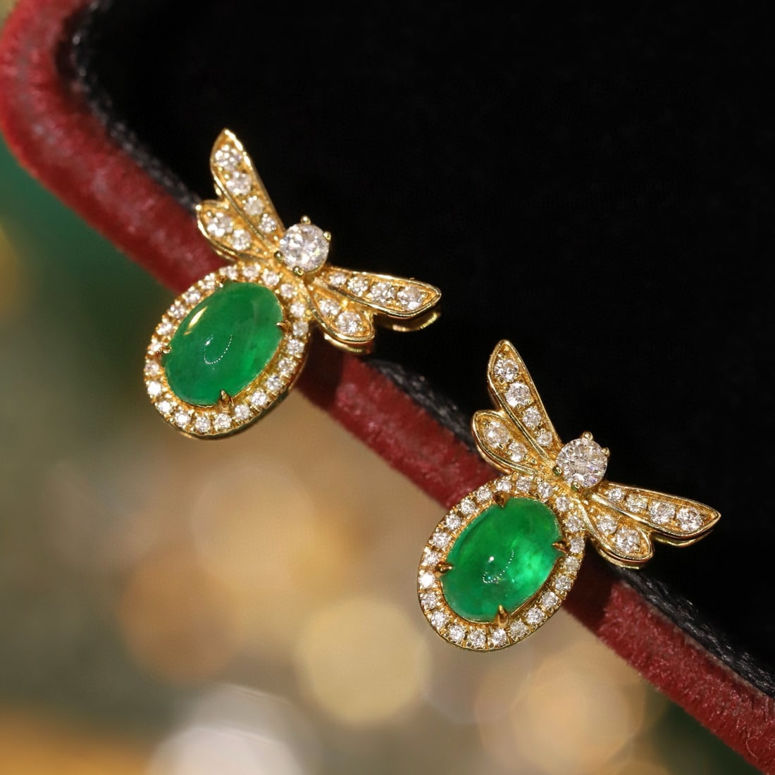 14k Gold 1.19 Ctw Vivid Green Natural Emerald & Diamond Earrings: Ref:230953051 // gold content:14k gold // main gemstone:emerald // shape:oval // carat weight:0. 93ct // color:vivid green // treatment:natural // // adjacent gemstone 2 : diamond // shape:round //