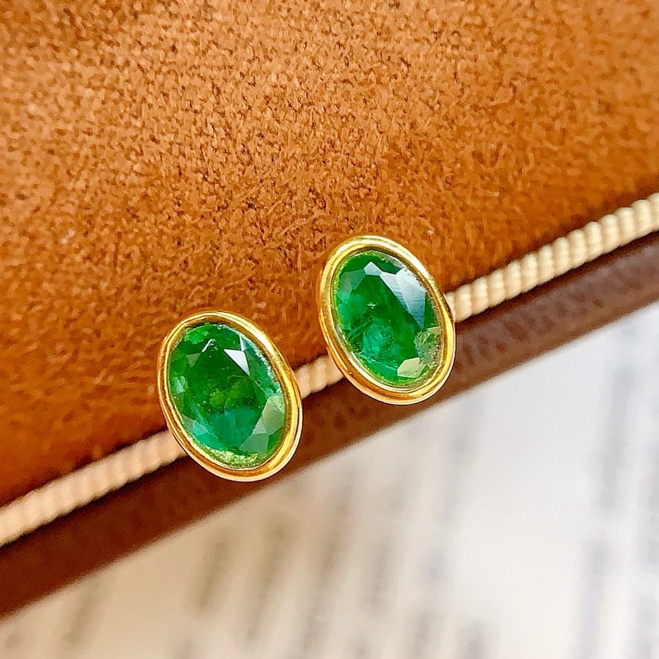 14k Gold 1 Ct Vivid Green Natural Emerald Earrings: Ref:230953062 // gold content:14k gold // main gemstone:emerald // shape:oval // carat weight:1ct // color:vivid green // treatment:natural // Condition: New Low Estimate: 3300.00 High Estimate: 5000