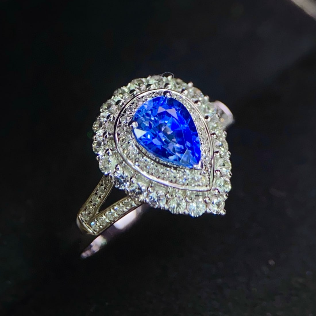 14k Gold 1.90 Ctw Natural Sapphire & Diamond Ring: Ref:230953134 // gold content:14k gold // ring size:7. 25us // // main gemstone:sapphire // shape:pear // carat weight:0. 95ct // color:blue // treatment:natural // // adjacent gemstone 2 : diamond //